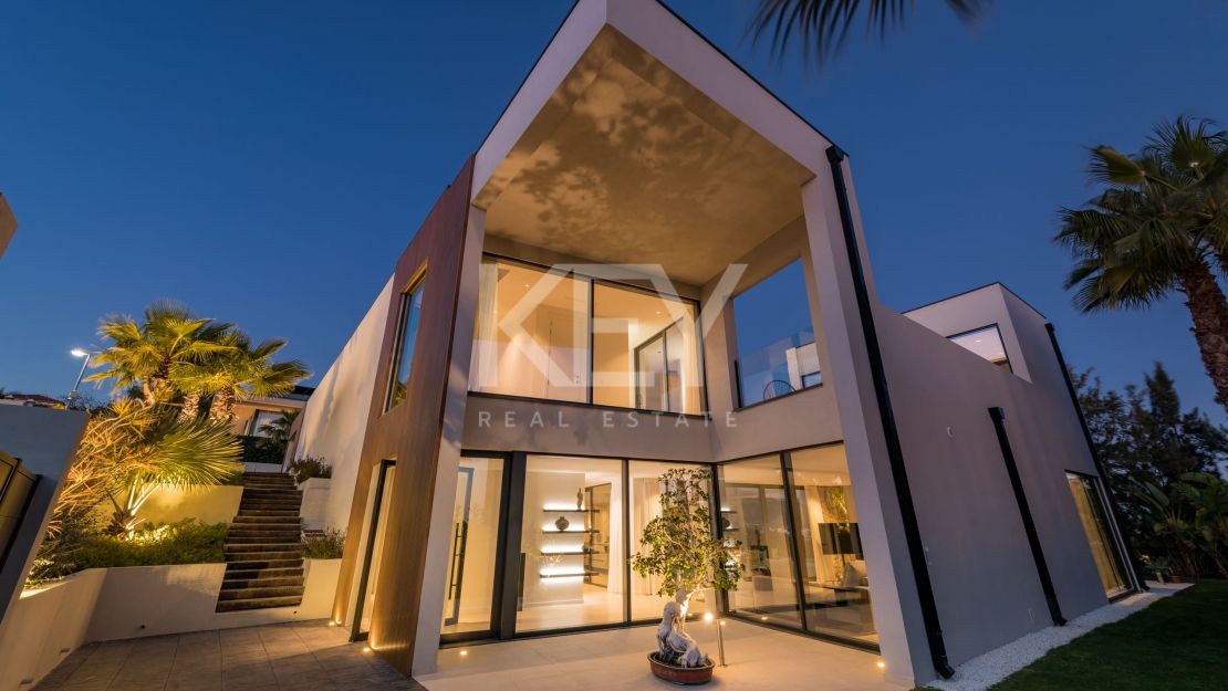Villa contemporánea con vistas increíbles en venta en Nueva Atalaya, Estepona.