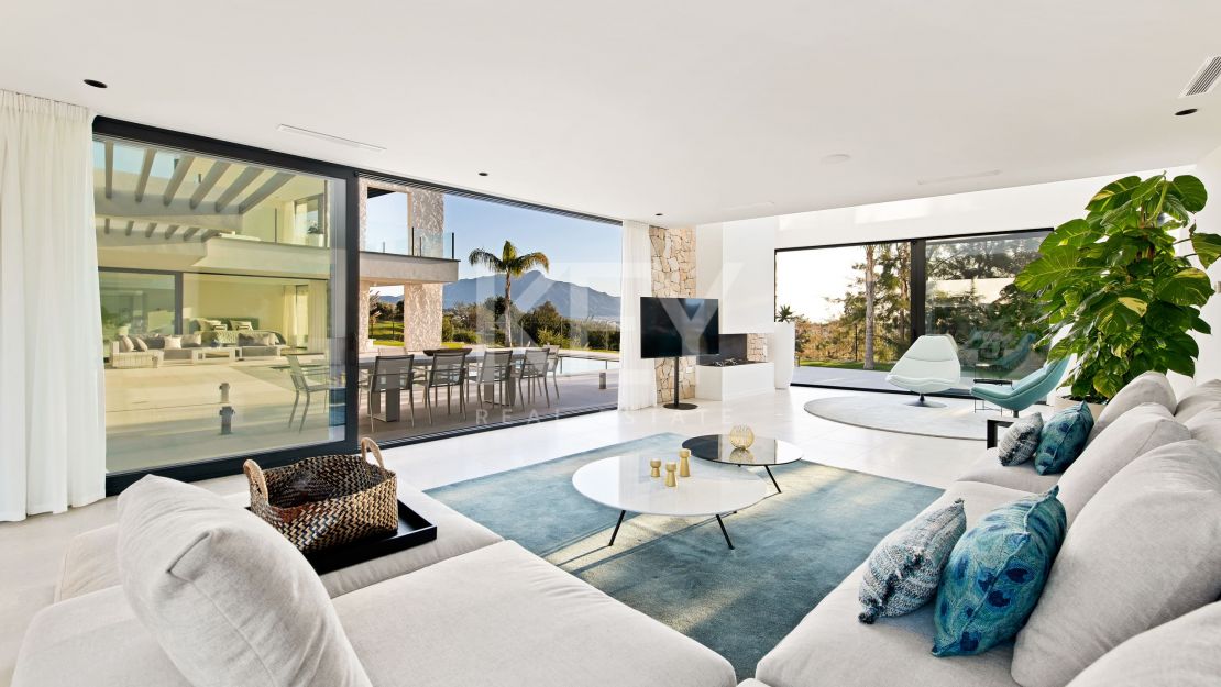 Villa contemporánea con vistas increíbles en venta en Nueva Atalaya, Estepona.