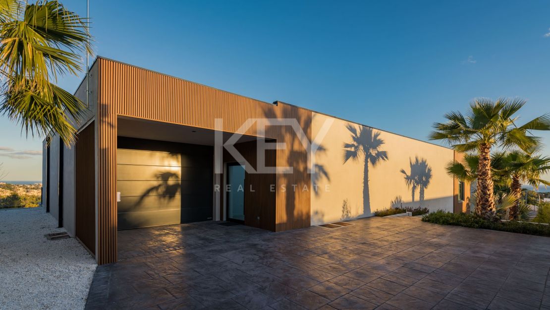 Villa contemporánea con vistas increíbles en venta en Nueva Atalaya, Estepona.