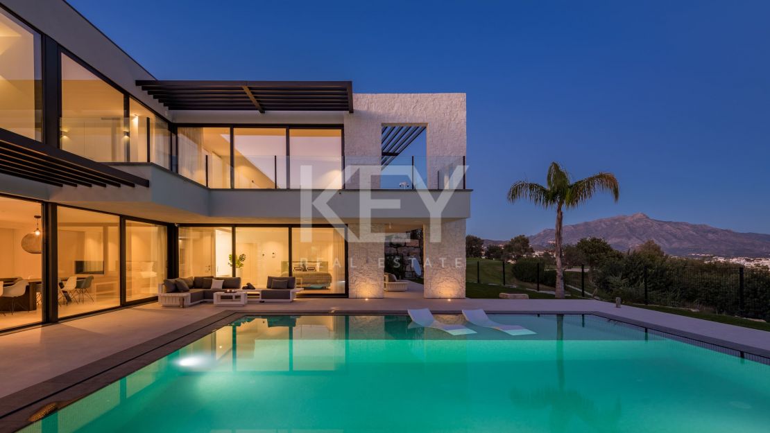 Villa contemporánea con vistas increíbles en venta en Nueva Atalaya, Estepona.