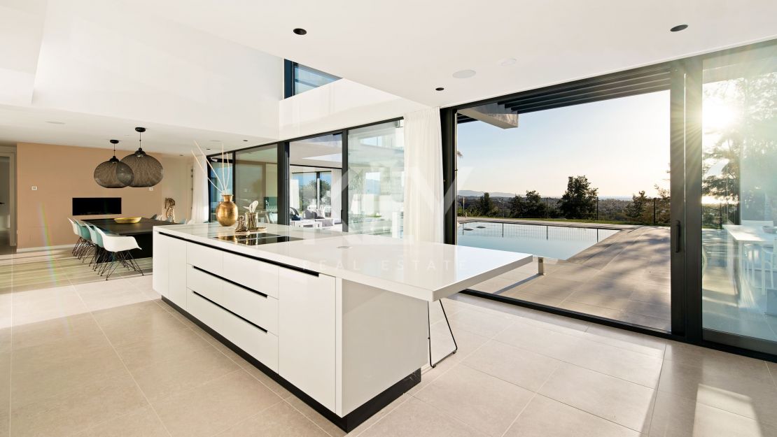 Villa contemporánea con vistas increíbles en venta en Nueva Atalaya, Estepona.