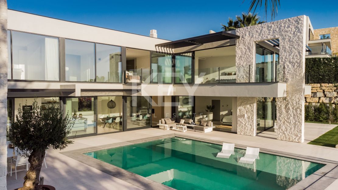 Villa contemporánea con vistas increíbles en venta en Nueva Atalaya, Estepona.