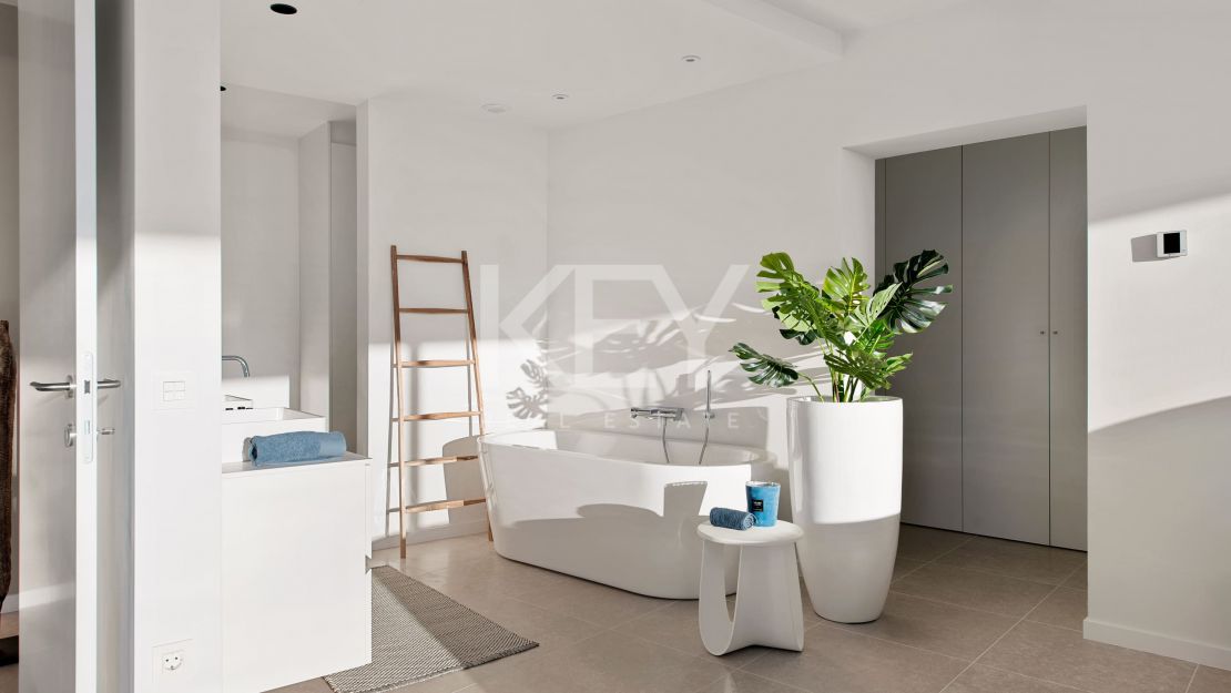 Villa contemporánea con vistas increíbles en venta en Nueva Atalaya, Estepona.