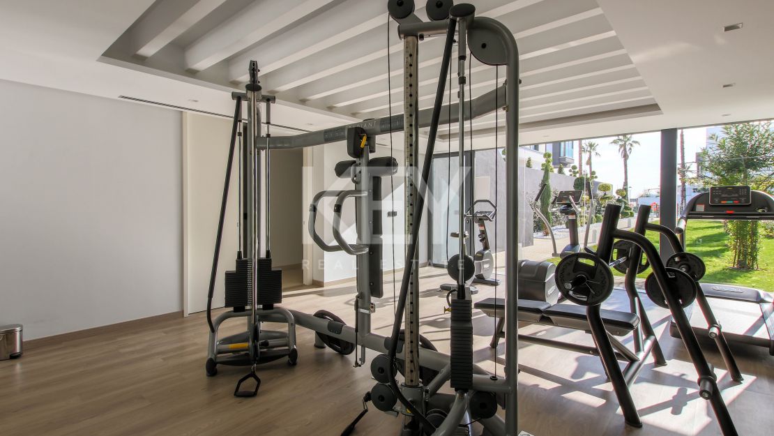 Роскошный таунхаус на первой линии пляжа на продажу в Эстепоне