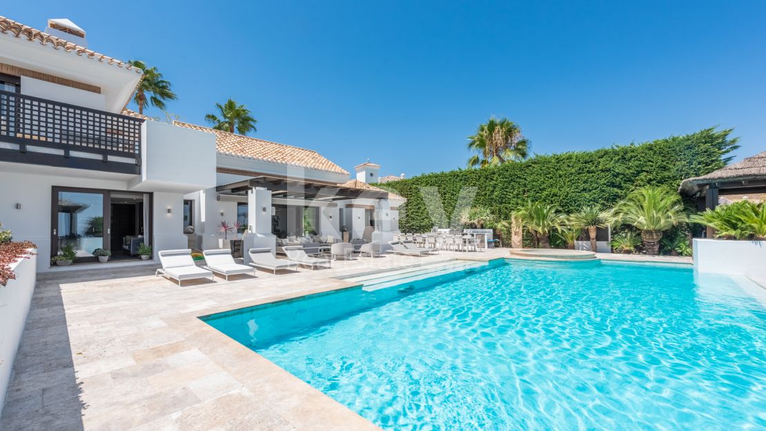 Modern villa located in Golf resort with pànoramic sea views for sale in Los Flamingos, Benahavis