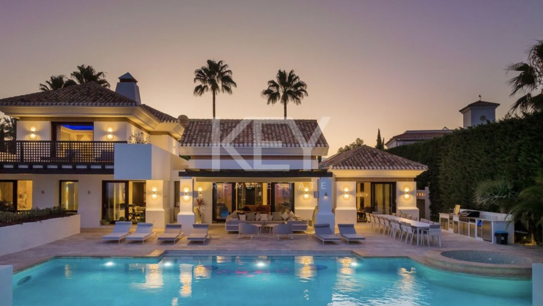 Villa moderna ubicada en un complejo de golf con vistas panorámicas al mar en venta en Los Flamingos, Benahavis
