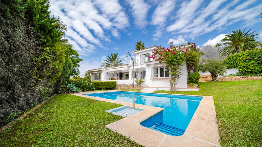Amplia y confortable villa en alquiler a largo plazo en Nagueles, Milla de Oro, Marbella