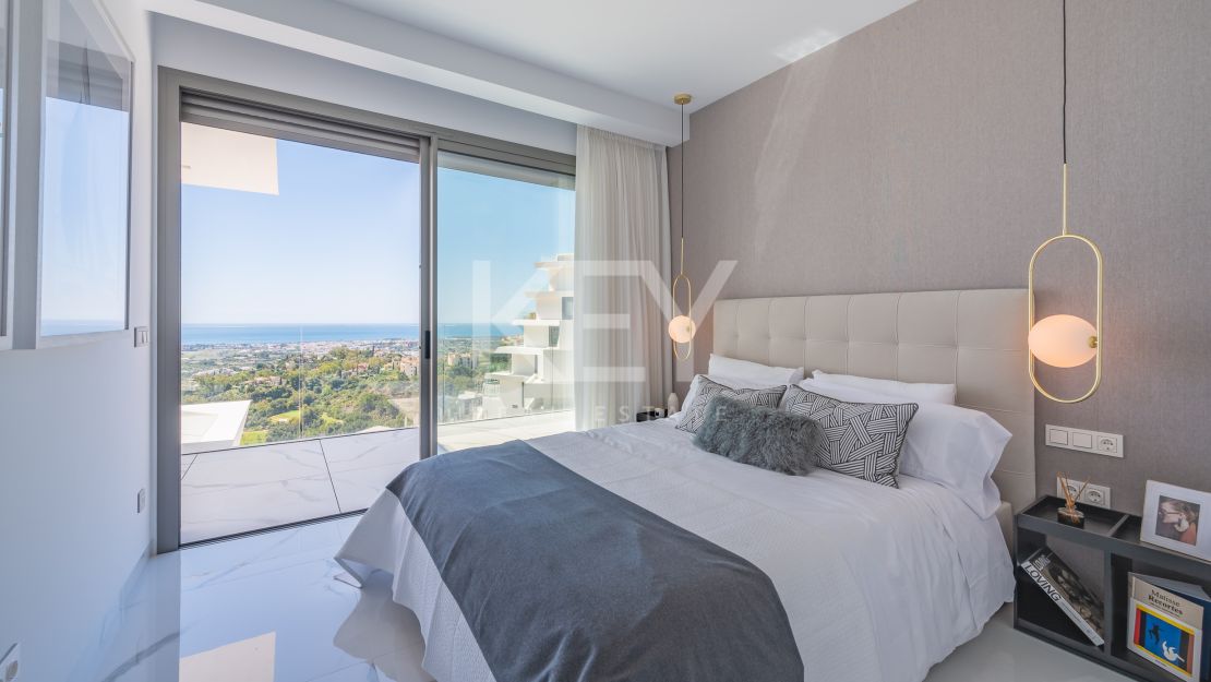 Угловая квартира с панорамным видом на море и гольф-поля в Byu Hills, Бенахавис