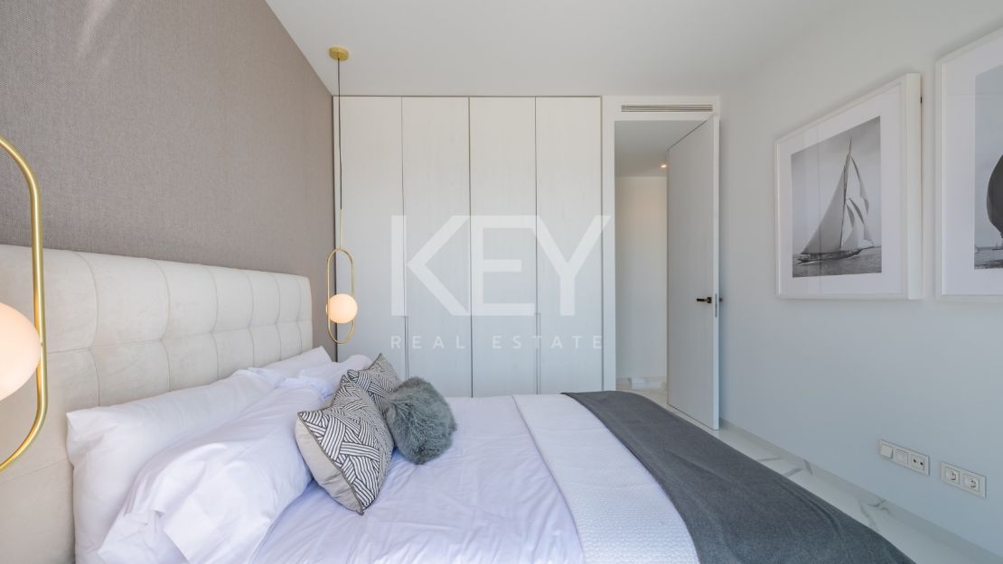 Угловая квартира с панорамным видом на море и гольф-поля в Byu Hills, Бенахавис