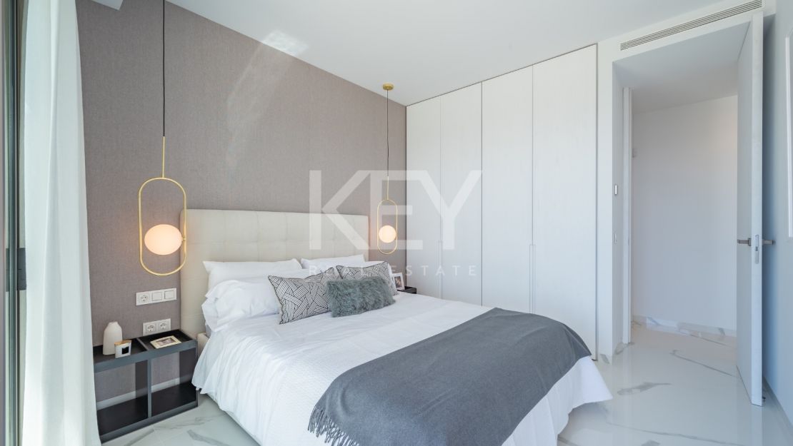 Угловая квартира с панорамным видом на море и гольф-поля в Byu Hills, Бенахавис