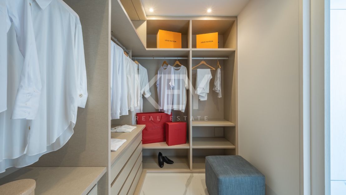 Угловая квартира с панорамным видом на море и гольф-поля в Byu Hills, Бенахавис