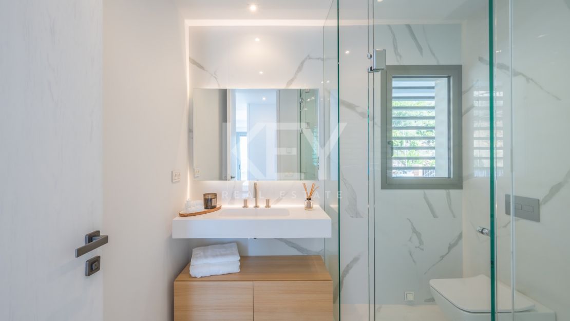 Угловая квартира с панорамным видом на море и гольф-поля в Byu Hills, Бенахавис