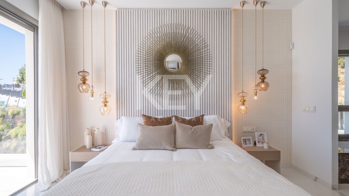 Угловая квартира с панорамным видом на море и гольф-поля в Byu Hills, Бенахавис