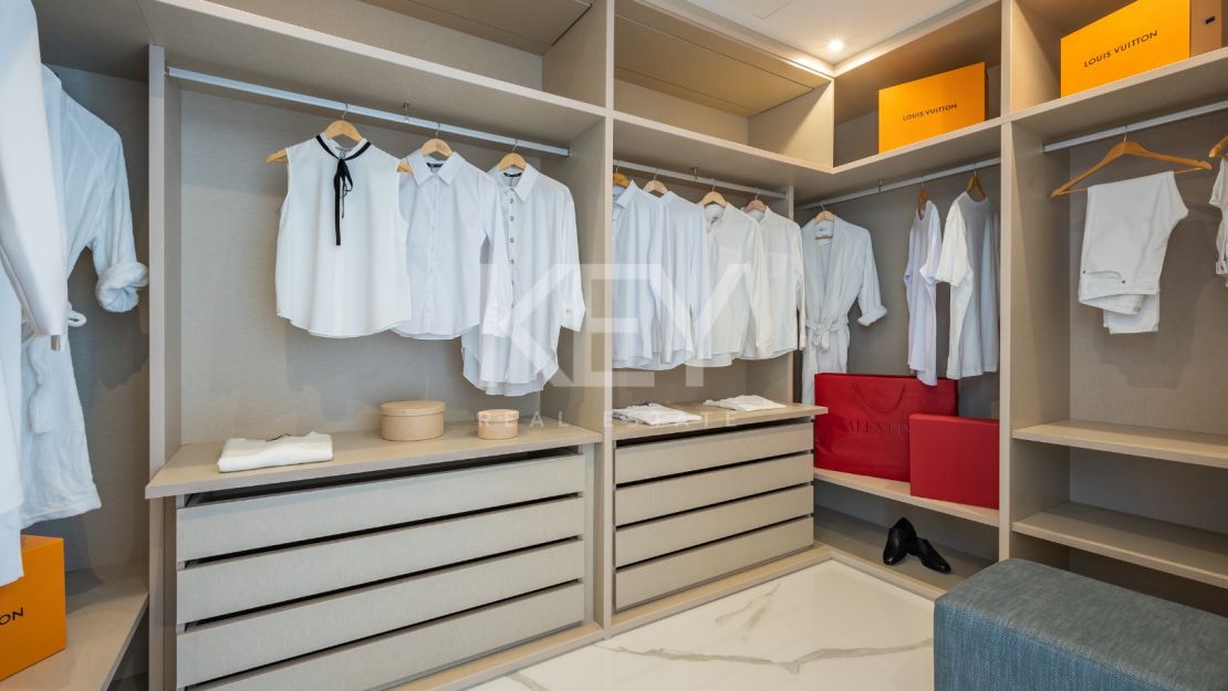 Угловая квартира с панорамным видом на море и гольф-поля в Byu Hills, Бенахавис