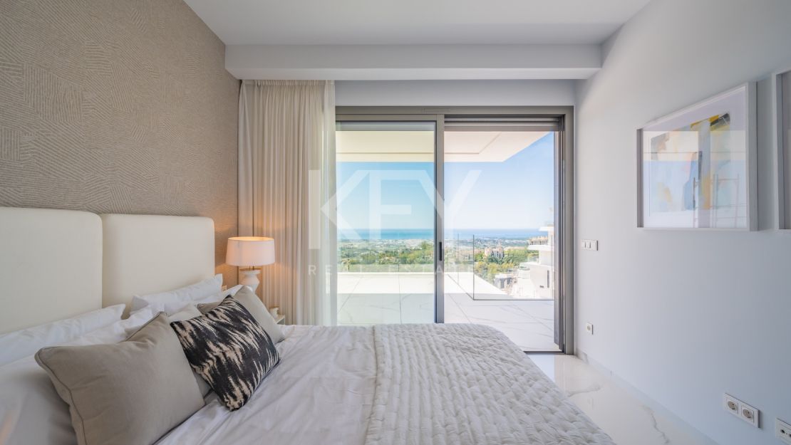 Угловая квартира с панорамным видом на море и гольф-поля в Byu Hills, Бенахавис