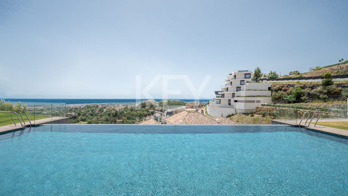 Угловая квартира с панорамным видом на море и гольф-поля в Byu Hills, Бенахавис