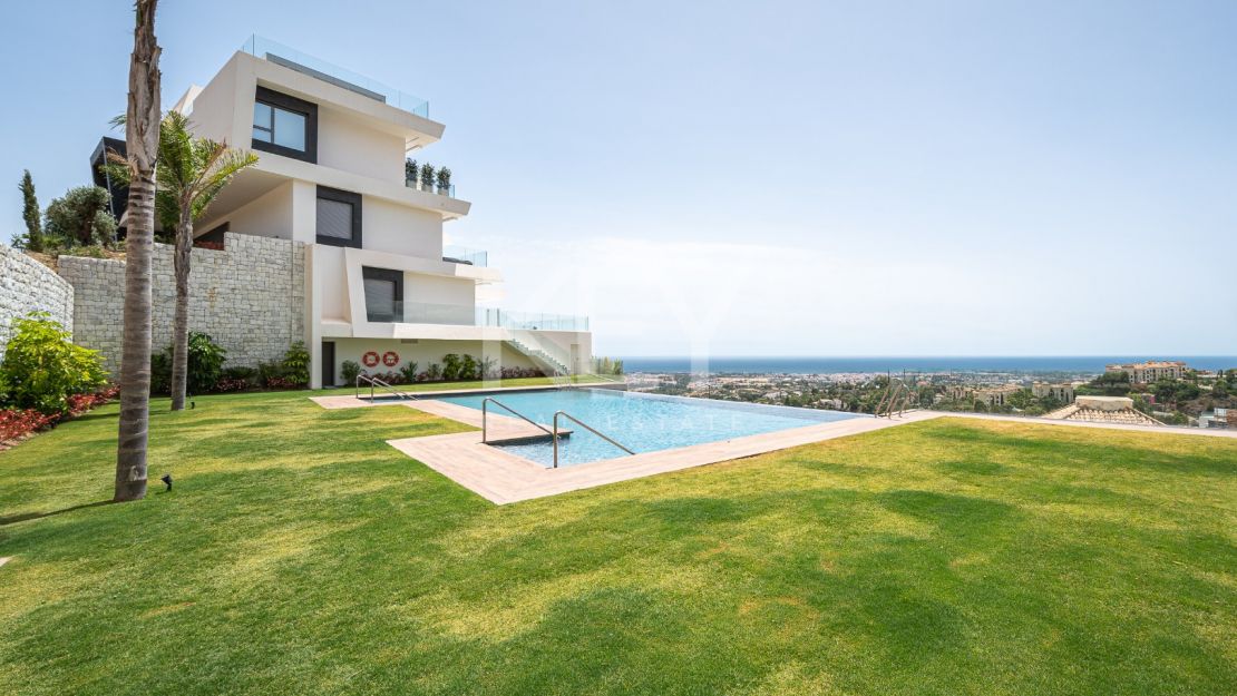 Угловая квартира с панорамным видом на море и гольф-поля в Byu Hills, Бенахавис