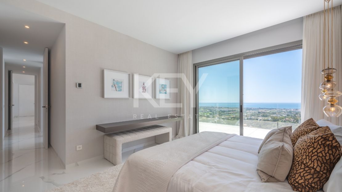 Угловая квартира с панорамным видом на море и гольф-поля в Byu Hills, Бенахавис