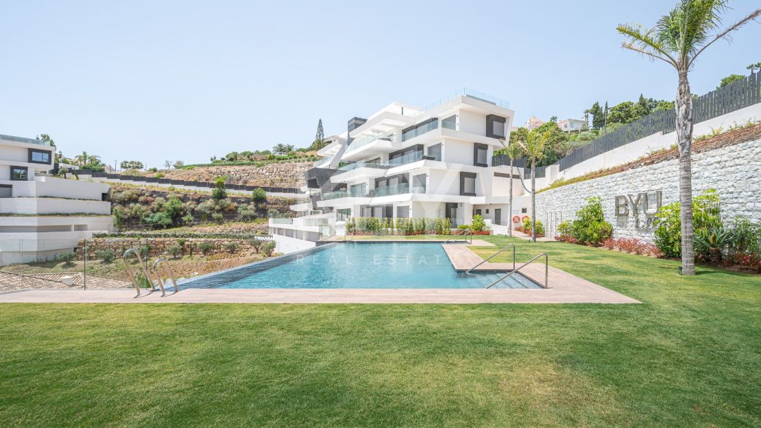 Угловая квартира с панорамным видом на море и гольф-поля в Byu Hills, Бенахавис