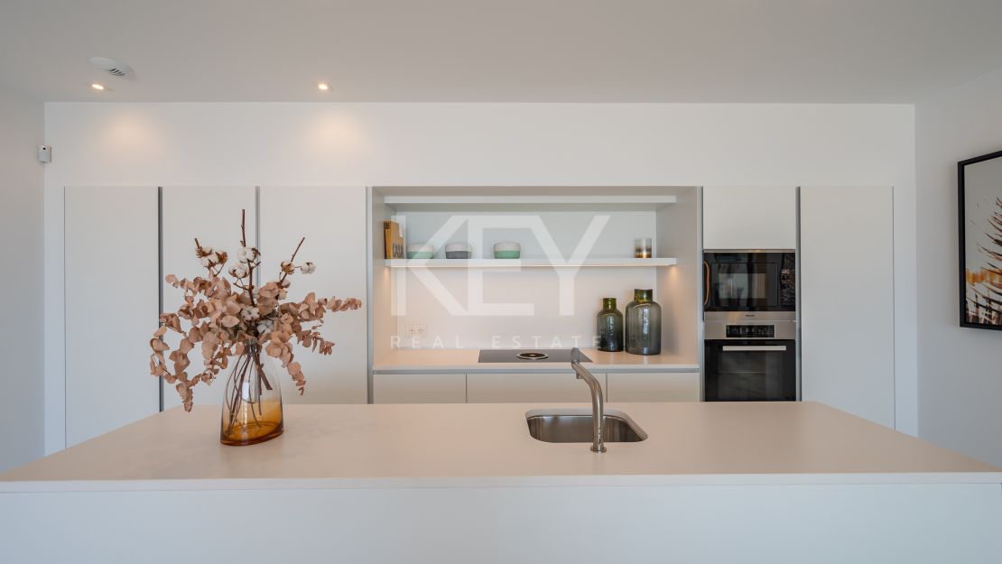 Угловая квартира с панорамным видом на море и гольф-поля в Byu Hills, Бенахавис