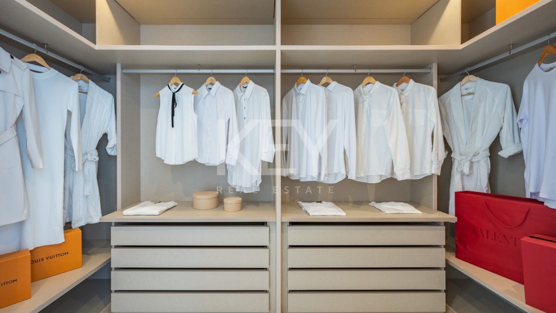 Угловая квартира с панорамным видом на море и гольф-поля в Byu Hills, Бенахавис