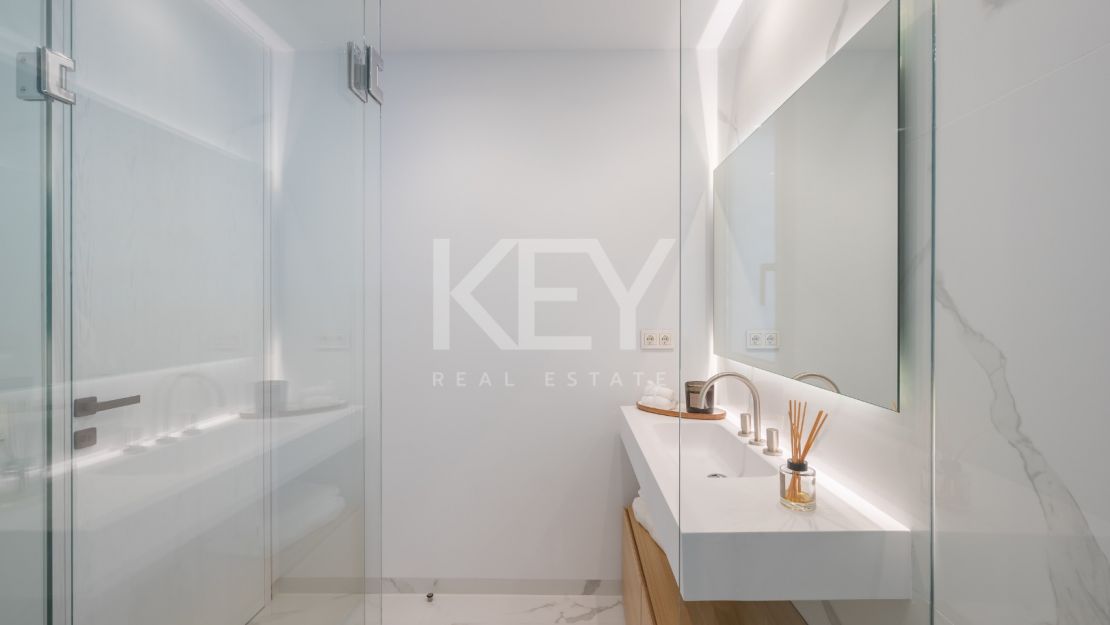 Угловая квартира с панорамным видом на море и гольф-поля в Byu Hills, Бенахавис