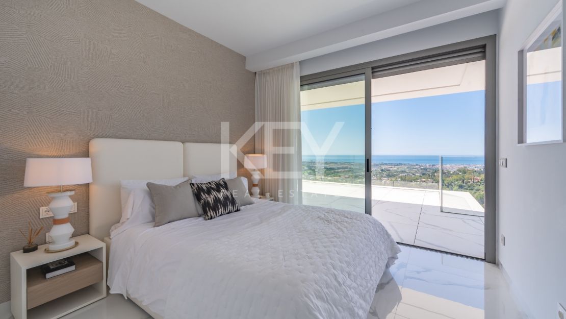 Угловая квартира с панорамным видом на море и гольф-поля в Byu Hills, Бенахавис