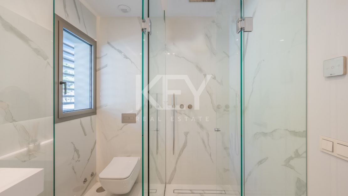 Угловая квартира с панорамным видом на море и гольф-поля в Byu Hills, Бенахавис