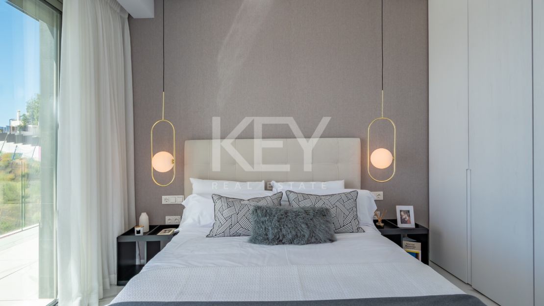 Угловая квартира с панорамным видом на море и гольф-поля в Byu Hills, Бенахавис