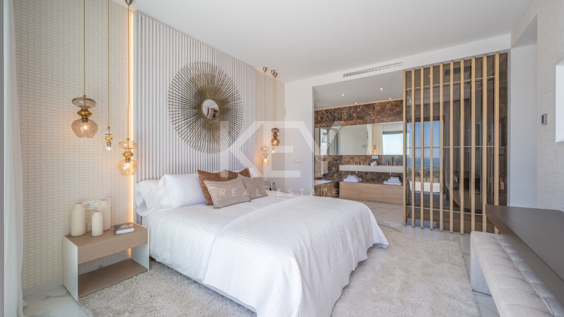 Угловая квартира с панорамным видом на море и гольф-поля в Byu Hills, Бенахавис