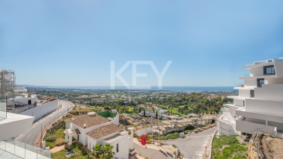 Угловая квартира с панорамным видом на море и гольф-поля в Byu Hills, Бенахавис