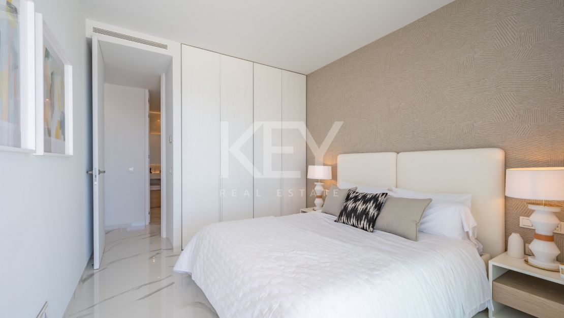 Угловая квартира с панорамным видом на море и гольф-поля в Byu Hills, Бенахавис