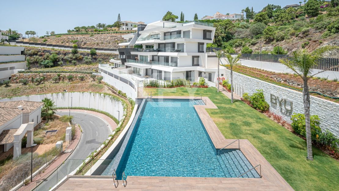 Угловая квартира с панорамным видом на море и гольф-поля в Byu Hills, Бенахавис