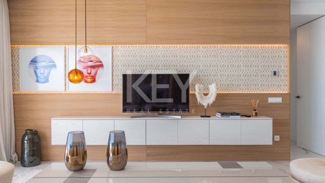 Угловая квартира с панорамным видом на море и гольф-поля в Byu Hills, Бенахавис