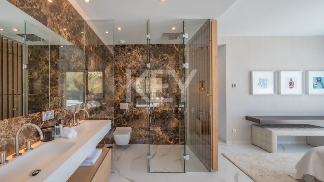 Угловая квартира с панорамным видом на море и гольф-поля в Byu Hills, Бенахавис