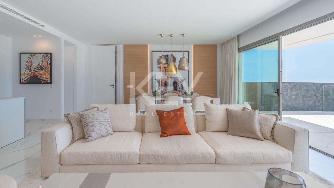 Угловая квартира с панорамным видом на море и гольф-поля в Byu Hills, Бенахавис