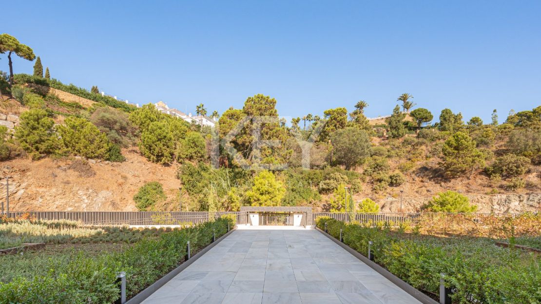 Угловая квартира с панорамным видом на море и гольф-поля в Byu Hills, Бенахавис