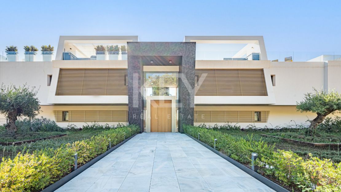 Угловая квартира с панорамным видом на море и гольф-поля в Byu Hills, Бенахавис