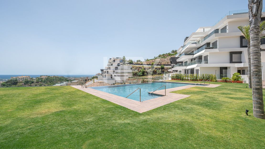 Угловая квартира с панорамным видом на море и гольф-поля в Byu Hills, Бенахавис