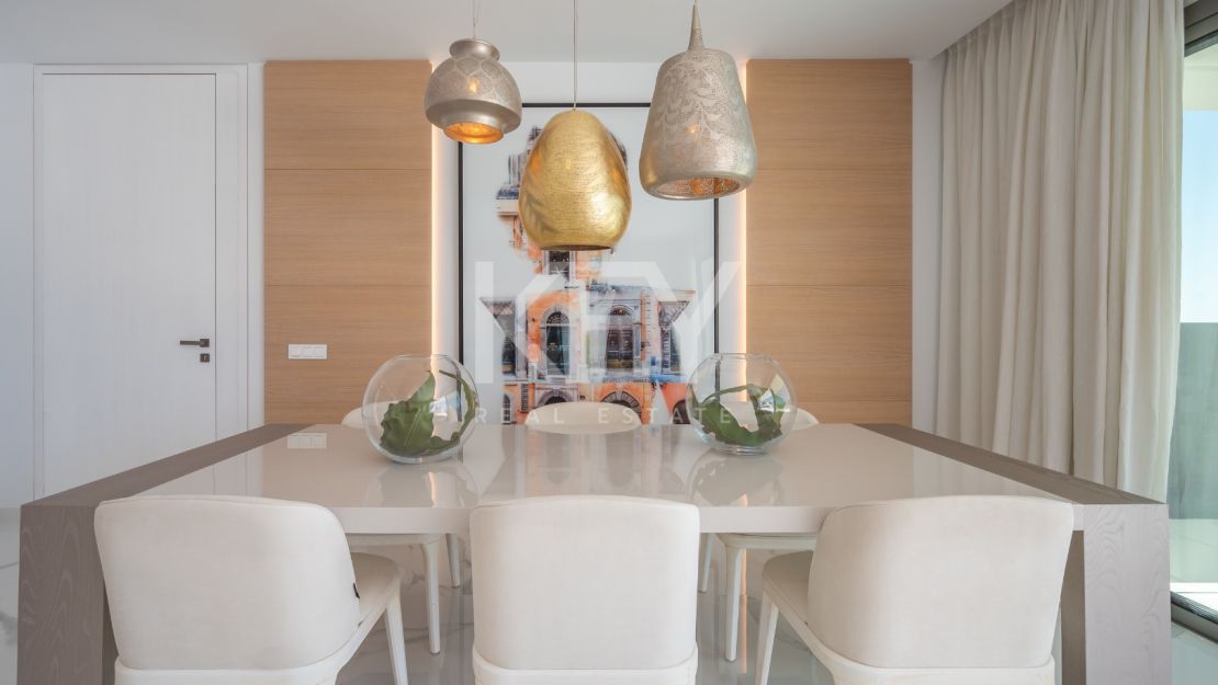 Угловая квартира с панорамным видом на море и гольф-поля в Byu Hills, Бенахавис