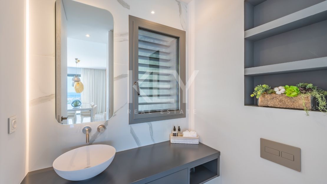 Угловая квартира с панорамным видом на море и гольф-поля в Byu Hills, Бенахавис