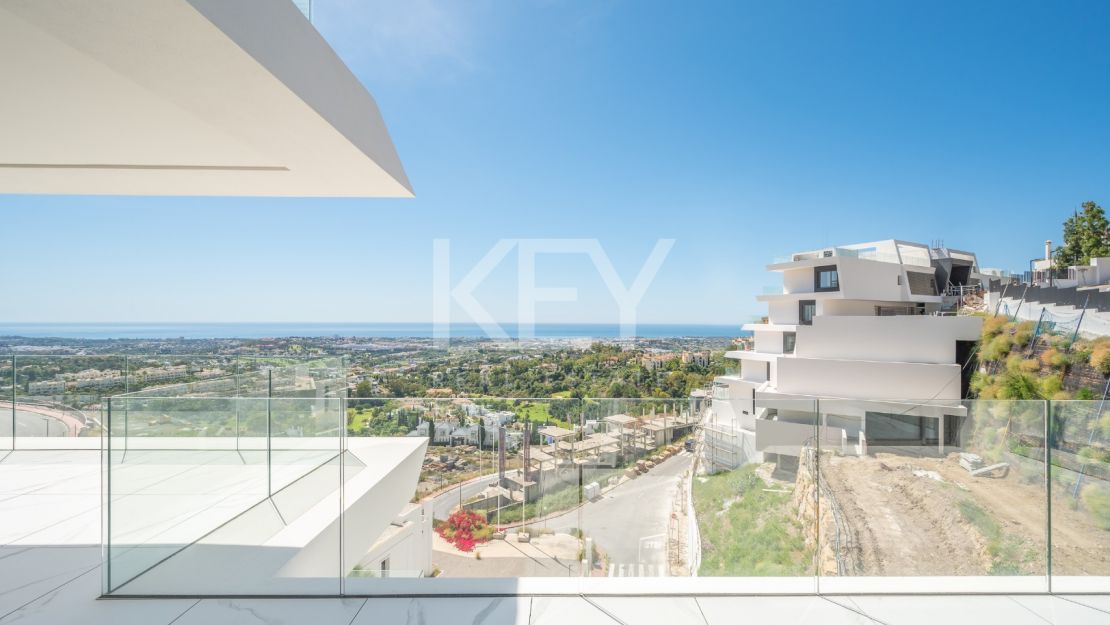 Угловая квартира с панорамным видом на море и гольф-поля в Byu Hills, Бенахавис