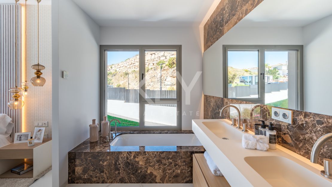 Угловая квартира с панорамным видом на море и гольф-поля в Byu Hills, Бенахавис