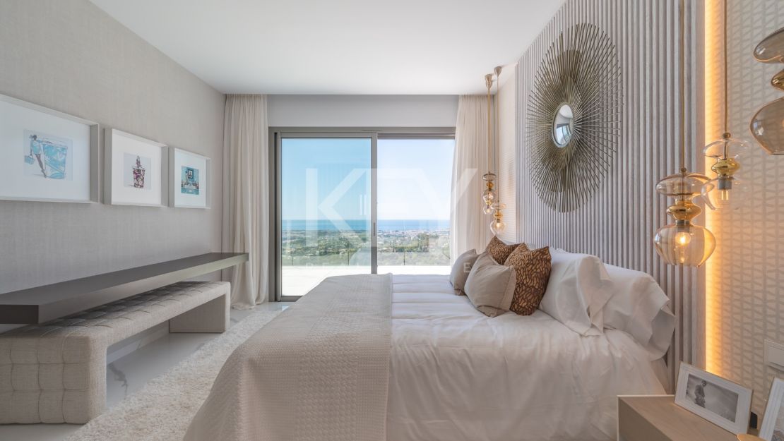 Угловая квартира с панорамным видом на море и гольф-поля в Byu Hills, Бенахавис