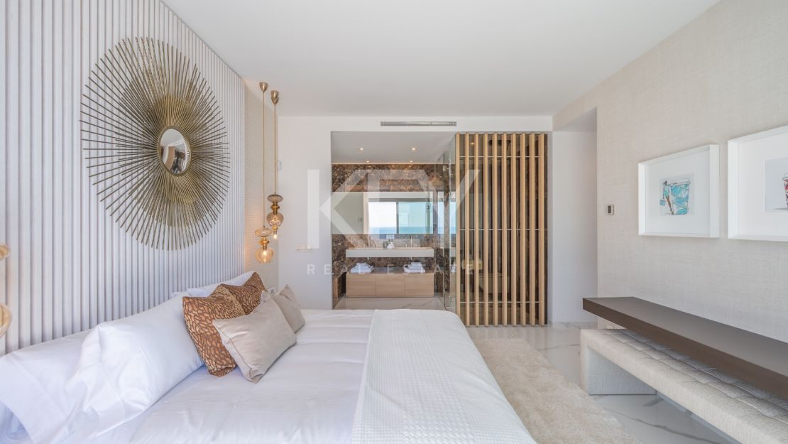 Угловая квартира с панорамным видом на море и гольф-поля в Byu Hills, Бенахавис