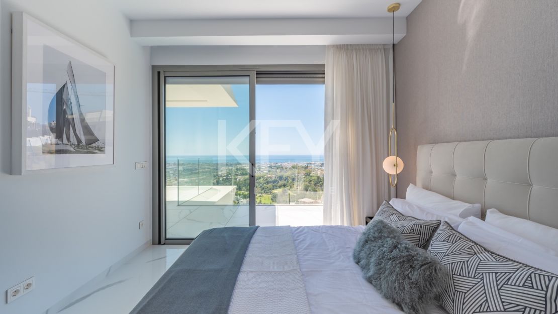 Угловая квартира с панорамным видом на море и гольф-поля в Byu Hills, Бенахавис