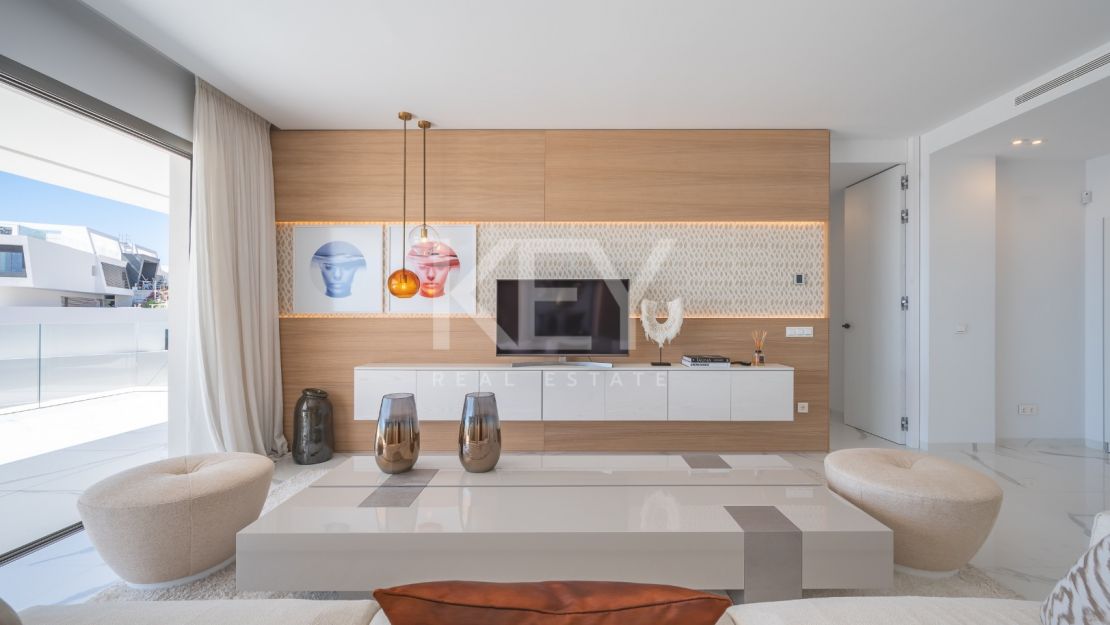 Corner apartment with panoramic sea and golf views in Byu Hills, Benahavís