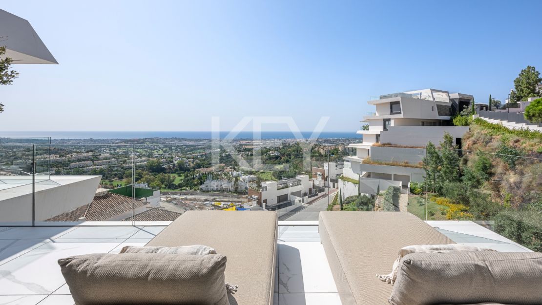 Угловая квартира с панорамным видом на море и гольф-поля в Byu Hills, Бенахавис