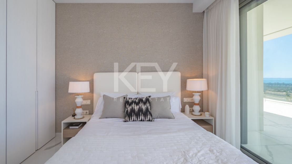 Угловая квартира с панорамным видом на море и гольф-поля в Byu Hills, Бенахавис