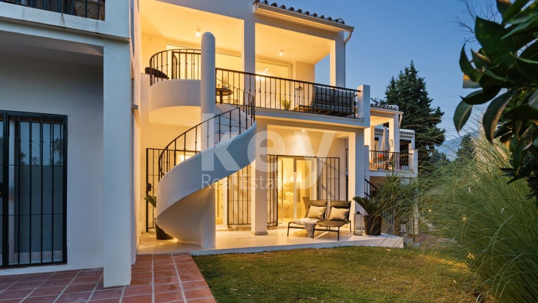 La casa adosada de 5 dormitorios perfectamente presentada en venta en una comunidad cerrada en Nueva Andalucía